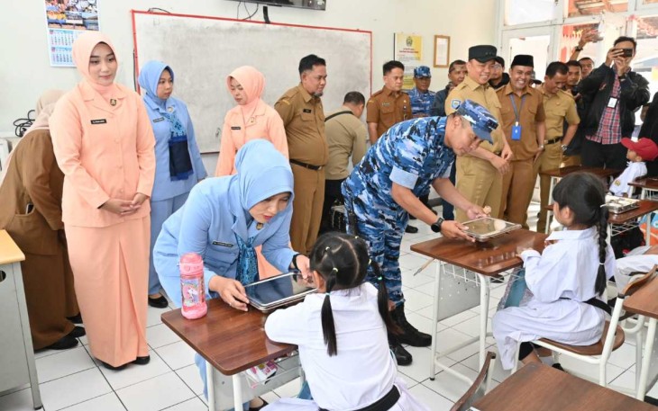 Danlanud Husein Sastranegara Kolonel Pnb Alfian saat memberikan MBG, Senin (6/1/25)