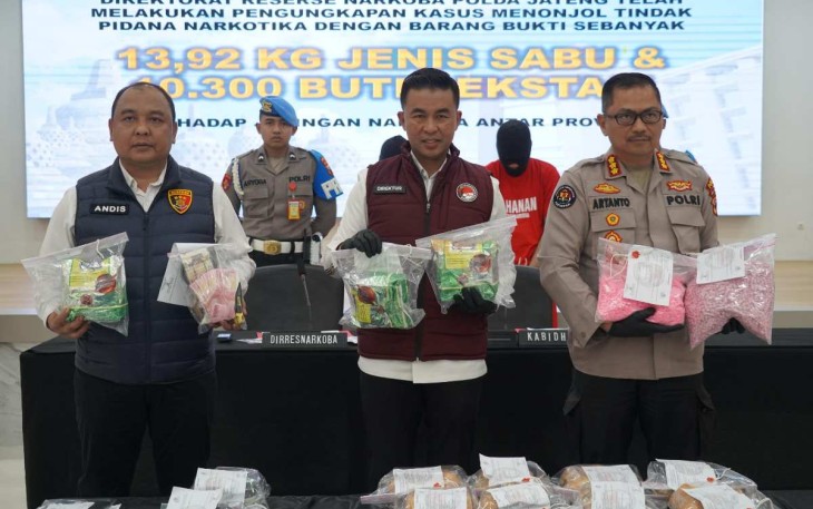 Ditresnarkoba Polda Jateng Kombes M Anwar Natsir saat konferensi pers, Senin (6/1/25)