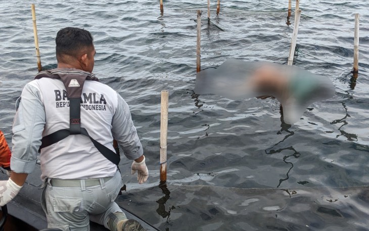Proses evakuasi korban kecelakaan kapal nelayan yang terbalik akibat cuaca buruk di perairan Pulau Cipir, Kepulauan Seribu, Senin (13/1/2025).