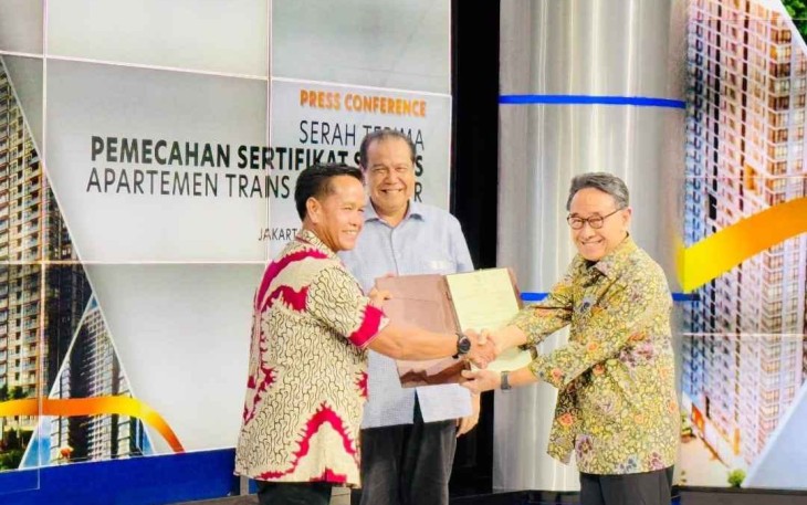 Kepala BPN Kota Depok Rahmat saat menyerahkan secara simbolis sertipikat apartemen Trans Icon Cibubur, Selasa (14/1)