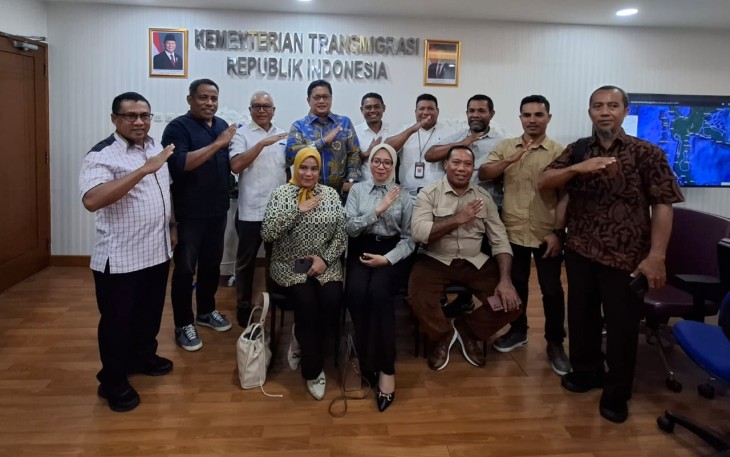 Wamentrans Viva Yoga foto bersama anggota DPRD, Kadis Transmigrasi Kota Tidore Kepulauan, di Jakarta, Rabu (15/1)