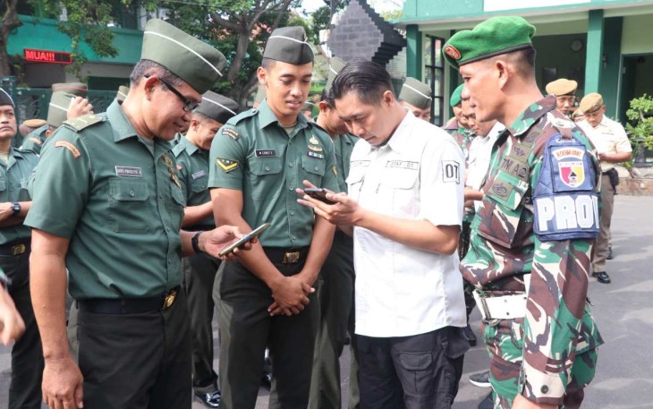 Pengecekan HP prajurit Kodim 0807/Tulungagung 