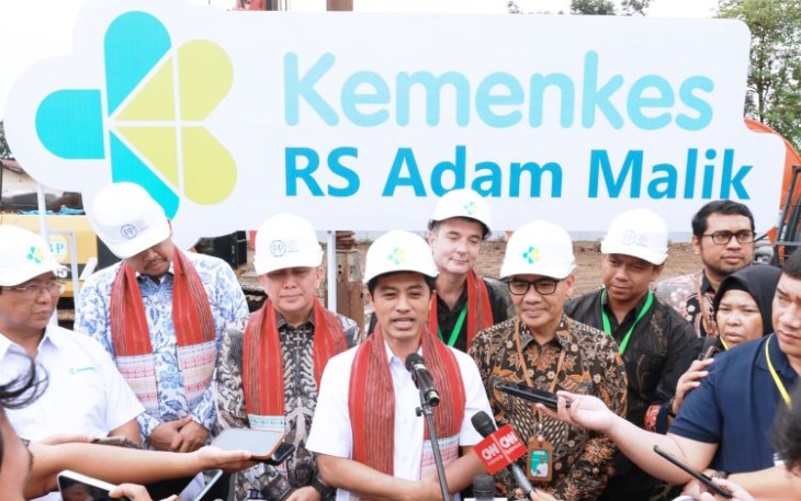 Wamenkes Prof Dante Saksono Harbuwono saat memberikan keterangan pers usai groundbreaking gedung onkologi terpadu RSUP Adam Malik Medan, Kamis (16/1)