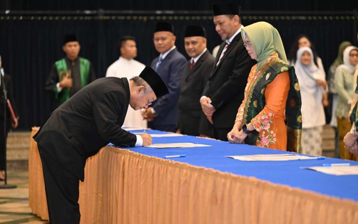 Mendikdasmen Abdul Mu'ti saat melantik pejabat fungsional ahli utama dan pimpinan tinggi Pratama di Jakarta, Senin (20/1)