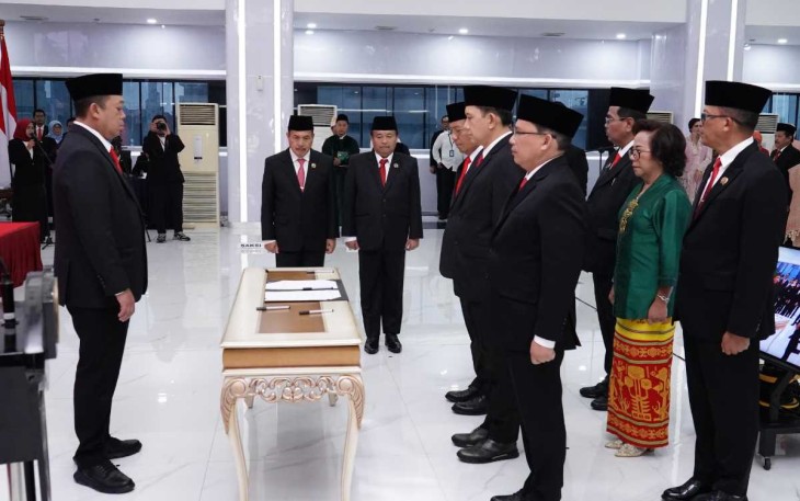 Menteri ATR/BPN Nusron Wahid saat melantik pejabat struktural dan fungsional di Jakarta, Senin (20/1)