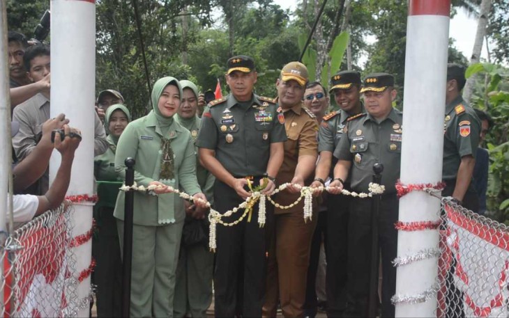 Pangdam IV Diponegoro Mayjen TNI Deddy Suryadi meresmikan jembatan gantung merah putih di Cilacap, Senin (20/1)