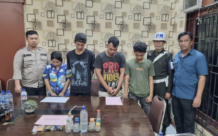 Tersangka narkoba dan judi online saat diamankan