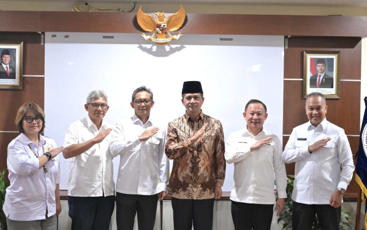 Menteri Transmigrasi M Iftitah Sulaiman foto bersama KADIN di Jakarta, Selasa (21/1)