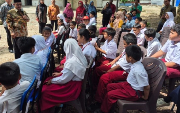 Mendikdasmen Abdul Mu'ti saat berdialog dengan siswa di Kota Kinabalu Sabah, Selasa (28/1)