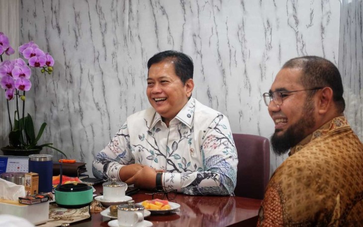 Wamentrans Viva Yoga bersama bupati Halmahera Selatan di Jakarta, Rabu (5/2)