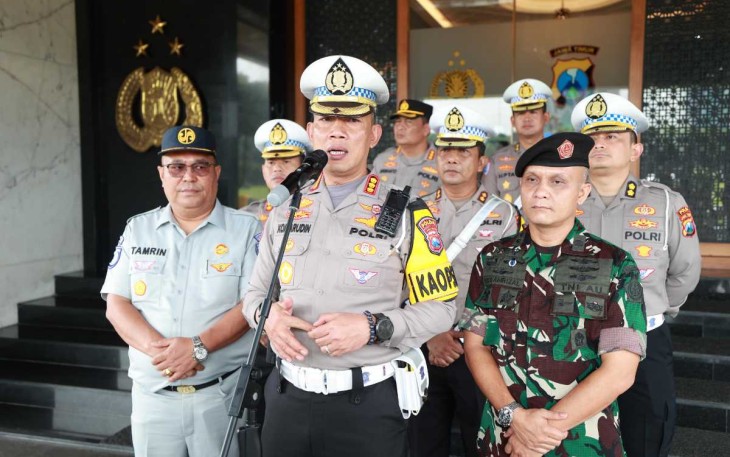 Dirlantas Polda Jatim Kombes Pol Komarudin saat memberikan keterangan pers, Senin (10/2)