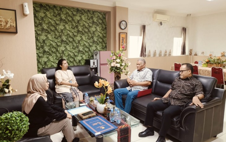 Flora Nainggolan Terima Kunjungan Pemda Kab.Asahan di Ruang Kerja.