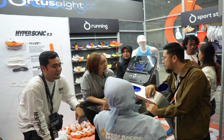 Wamenekraf Irene Umar saat berdialog di salah satu stand dalam event Jakarta Sneakers Day, Sabtu (15/2)