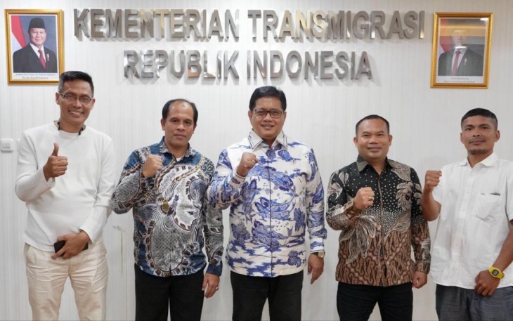 Wamentrans Viva Yoga foto bersama delegasi HIPKA di Jakarta, Jum'at (20/2)