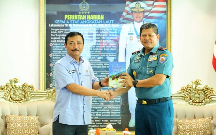 Ketum PPAL Laksamana TNI (Purn) Siwi Sukma Adji memberikan cenderamata Pangkoarmada III Laksmana Muda TNI Hersan, Senin (24/2)