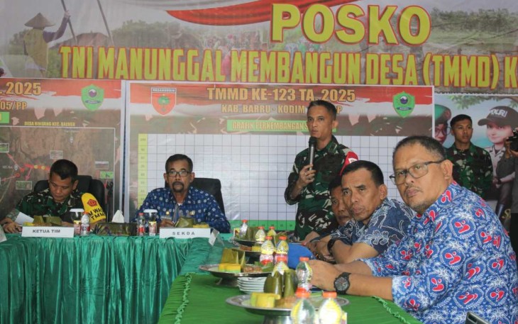 Dansatgas TMMD ke 123, Letkol Kav S.Simanjuntak saat memberikan pemaparan, Kamis (27/2)