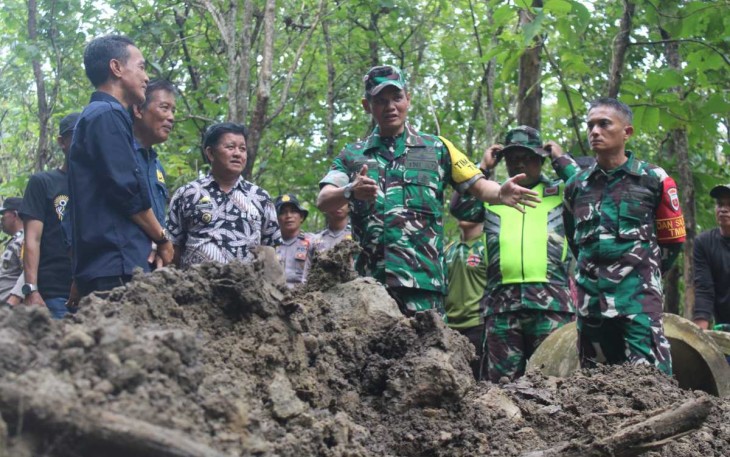 Ketua Tim Wasev Kolonel Inf Marthen Pasunda saat meninjau lokasi sasaran fisik, Kamis (27/2)