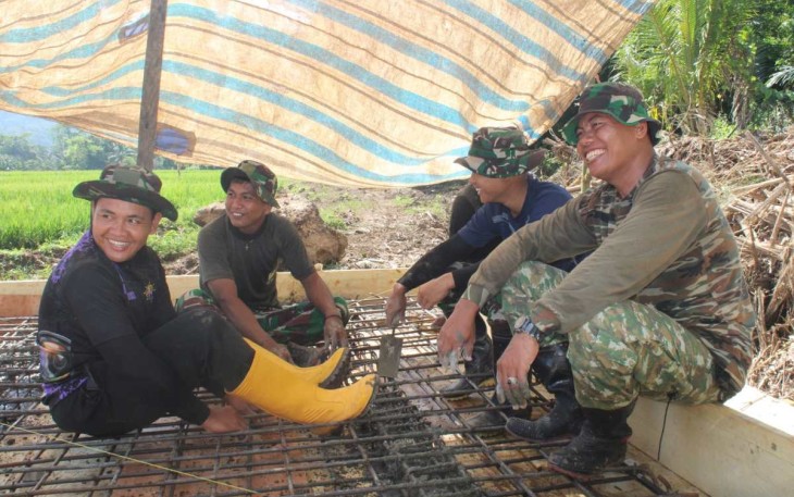 Lepas lelah saat istirahat personel Satgas TMMD Kodim Parepare 