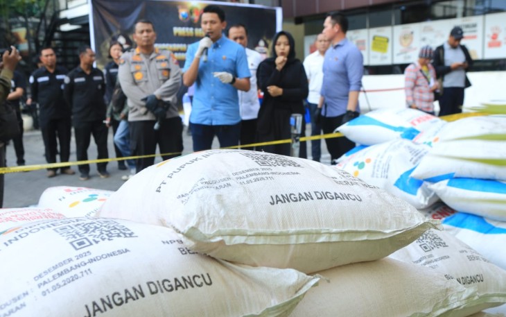 Kabid Humas Polda Jatim Kombes Pol Dirmanto saat konferensi pers, Selasa (4/3)