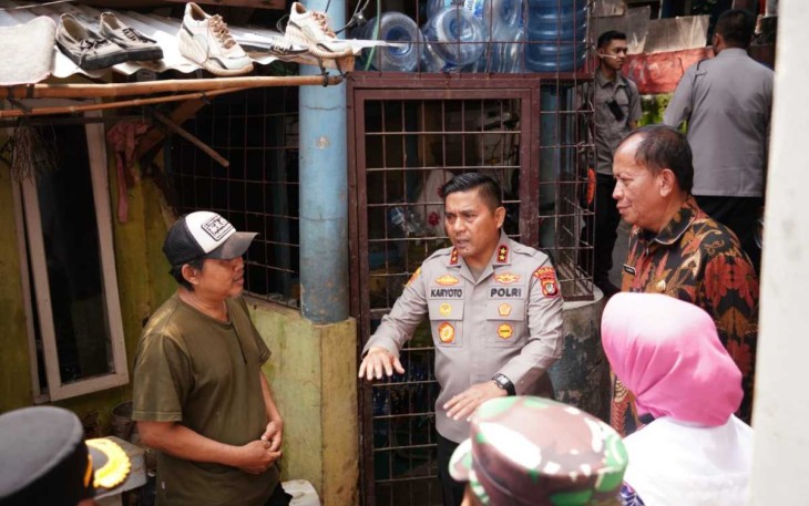 Kapolda Metro Jaya Irjen Karyoto saat berdialog dengan warga terdampak banjir di Pancoran, Kamis (6/3)