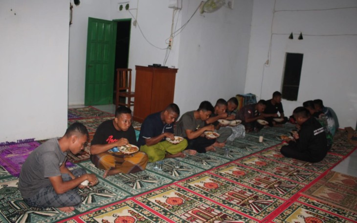 Makan malam bersama satgas TMMD Kodim Parepare 