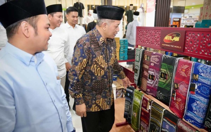 Wamenkop Ferry Juliantono meninjau hasil produk KSBP Sunan Drajat di Ponpes Sunan Drajat Lamongan, Jawa Timur, Jum'at (7/3)