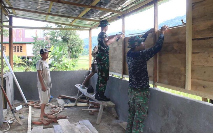 Pemasangan dinding papan RTLH sasaran fisik TMMD Kodim Parepare 