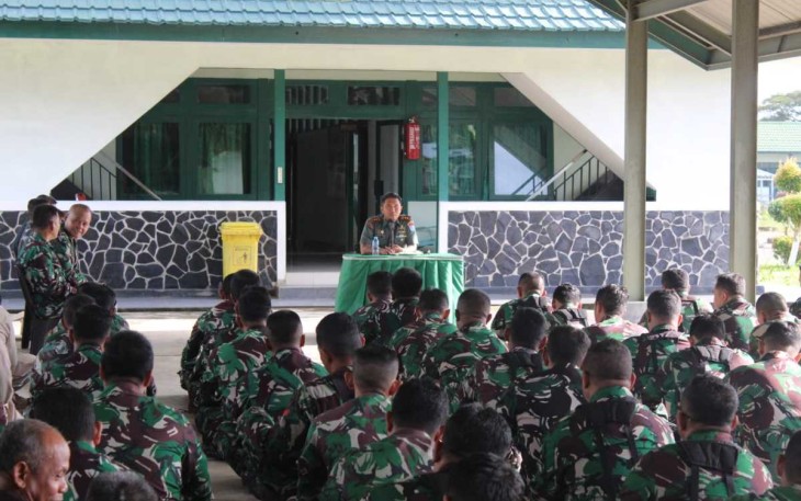 Dandim 1202/Singkawang Letkol Arm Ferdy Pongsamma R, SH, saat memberikan jam komandan, Senin (10/3)