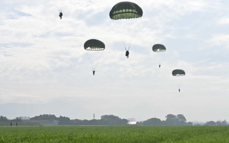 Prajurit Kopasgat jajaran Wingdik 800/Pasgat latihan airborne di Lanud Husein Sastranegara, Kamis (13/3)