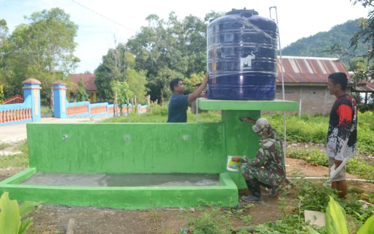Pengecatan warna hijau sumur bor sasaran fisik TMMD Kodim Parepare 