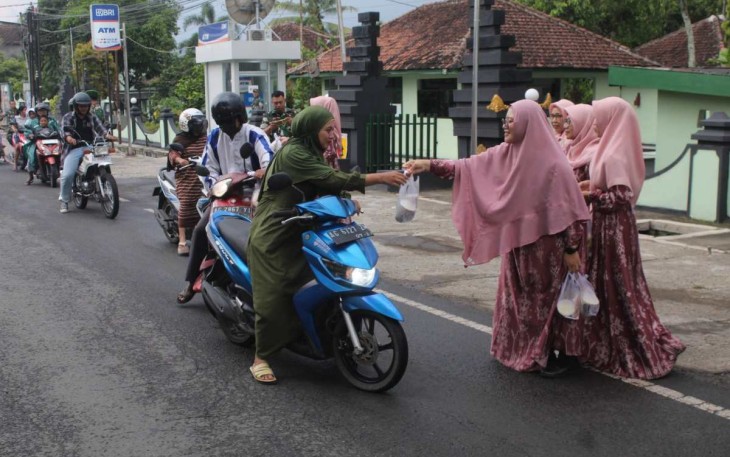 Takjil gratis untuk pengendara motor 