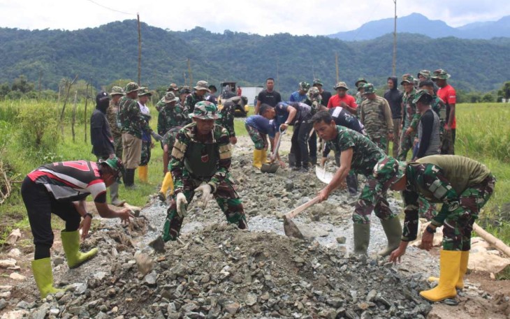 Pengerjaan jalan tembus antar dusun