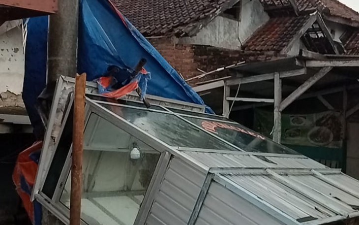 Peristiwa angin kencang di Kab Indramayu, Jabar pada Minggu (16/3)