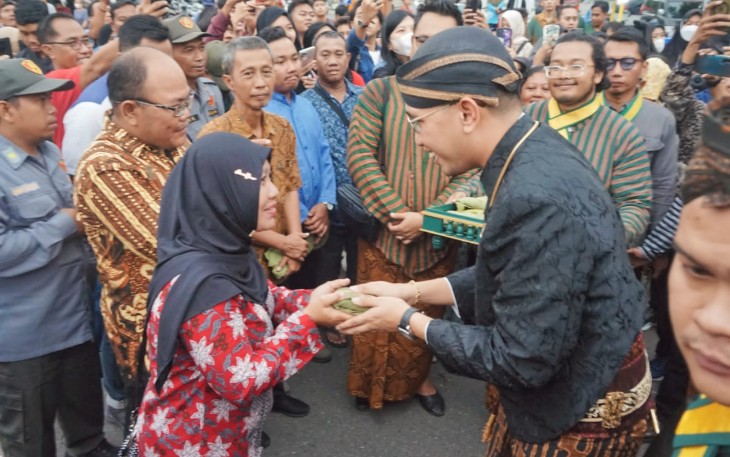 KGPPA Mangkoenagaro X saat memberikan bingkisan ke warga, Senin (17/3)