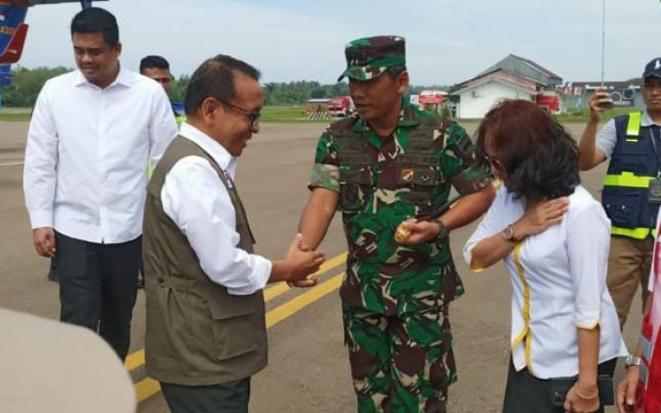 Danrem 023/KS Kolonel Inf Jansen P Nainggolan menyambut kedatangan Menko PMK Pratikno di Bandara Binaka, Nias, Sabtu (22/3)