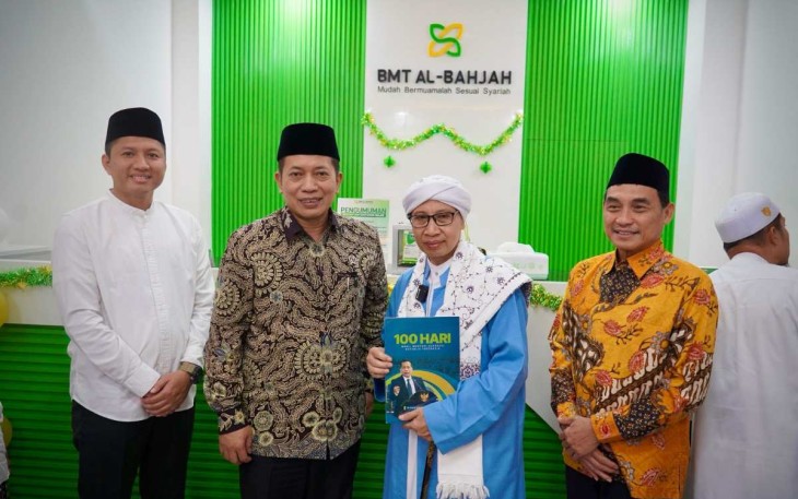 Wamenkop Ferry Juliantono bersama pengasuh ponpes Al Bahjah, Cirebon, Sabtu (22/3)