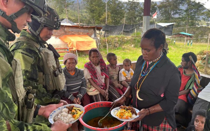 Ibadah Minggu dan makan bersama dengan masyarakat 