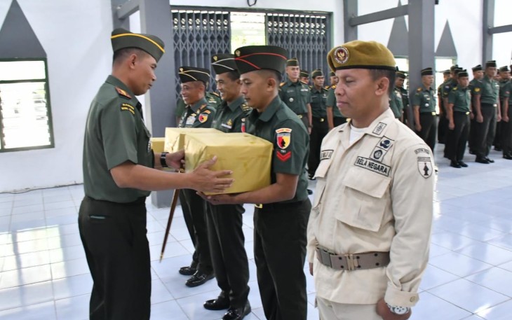 Dandim 0802/Ponorogo Letkol Inf Dwi Soerjono memberikan bingkisan lebaran 