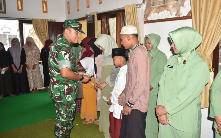 Dandim 0818/Malang-Batu Letkol Inf Yuda Sancoyo memberikan santunan anak yatim 