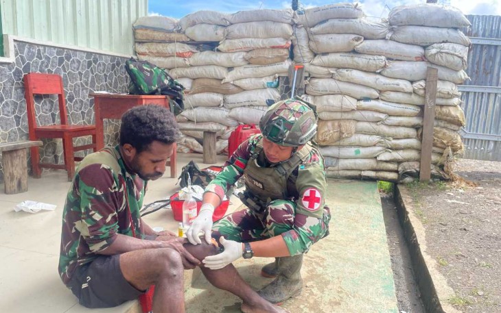 Pertolongan medis warga kampung Wako