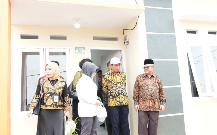 Mendikdasmen Abdul Mu'ti saat meninjau program rumah guru di Cileungsi, Kab. bogor, Selasa (25/3)