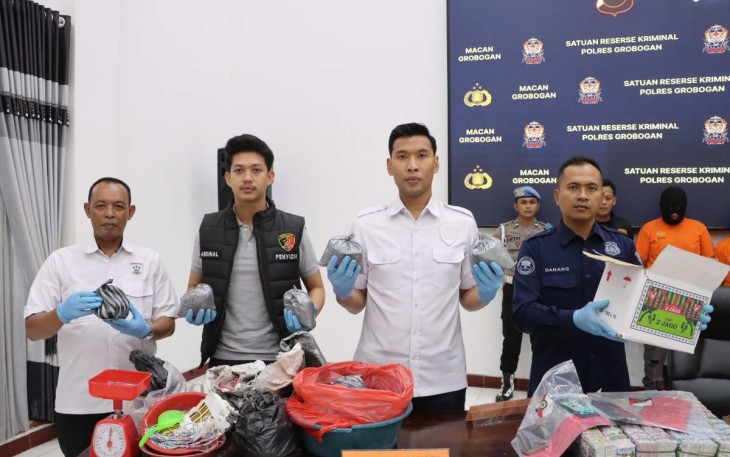 Kasat Reskrim Polres Grobogan AKP Agung Joko Haryanto saat memberikan keterangan pers, Kamis (27/3)