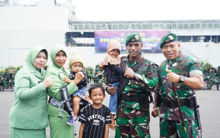 Pangdivif 2 Kostrad Mayjen TNI Susilo foto bersama prajurit Satgas Yonif 503 Mayangkara di Surabaya, Kamis (27/3)