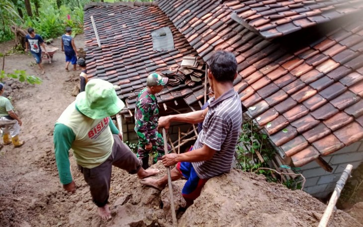 TNI-Polri di Ponorogo Bantu Atasi Rumah Warga yang Terkena Longsor 