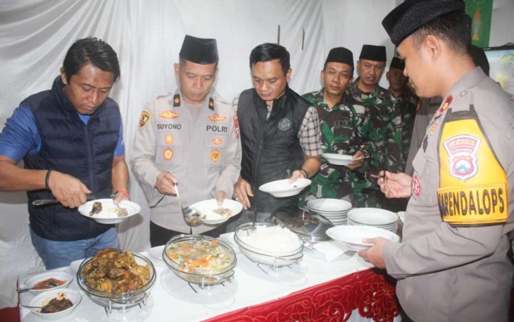 Sahur on the road TNI-Polri di Kabupaten Trenggalek 
