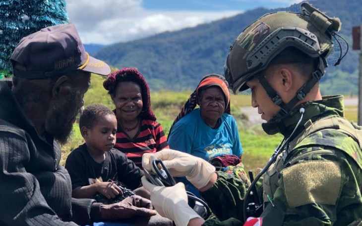 Pemeriksaan kesehatan dan pengobatan warga kampung Gigobak