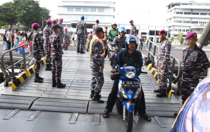 Ratusan Pemudik Gratis TNI AL Dengan Kapal Perang Diberangkatkan dari Surabaya 