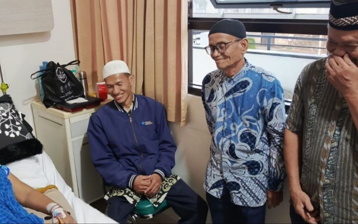 Menjenguk keluarga pengurus DKM Masjid Jami' Asy-Syahid dirawat di RS Mitra Keluarga Bina Husada Cibinong, Selasa (8/4)