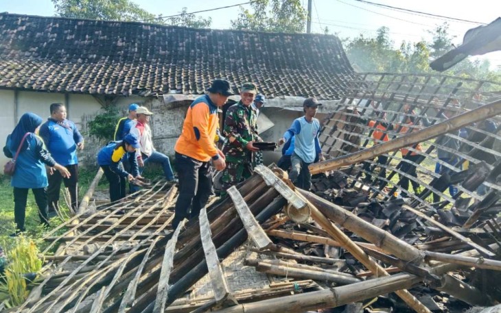 Kerja bakti di wilayah desa binaan 