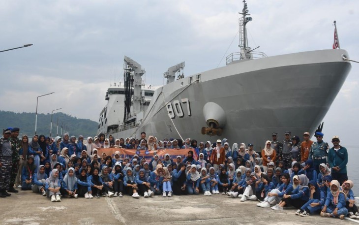 KRI Bontang-907 Beri Wawasan Edukatif Murid SMPN 30 Bandar Lampung 